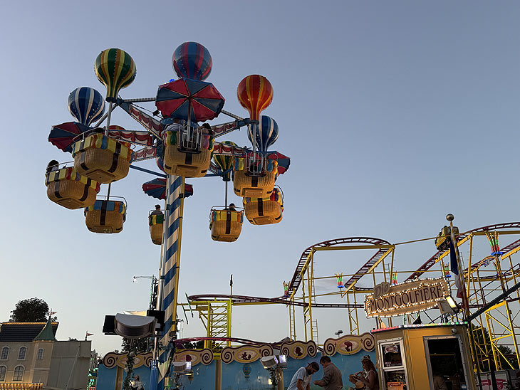 Montgolfiere und Wilde Maus  auf dem Gäubodenvolksfest 2025 (©Foto: Martin Schmitz)